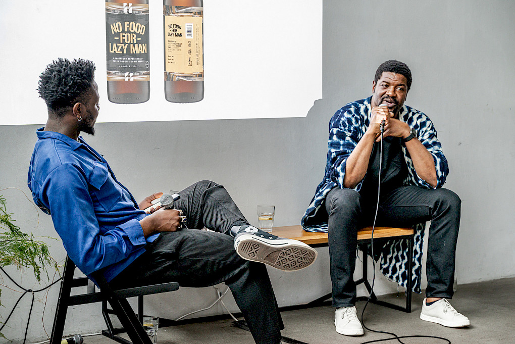 Emeka Ogboh im Gespräch mit Billy Fowo | Photo: Matthew Hansen