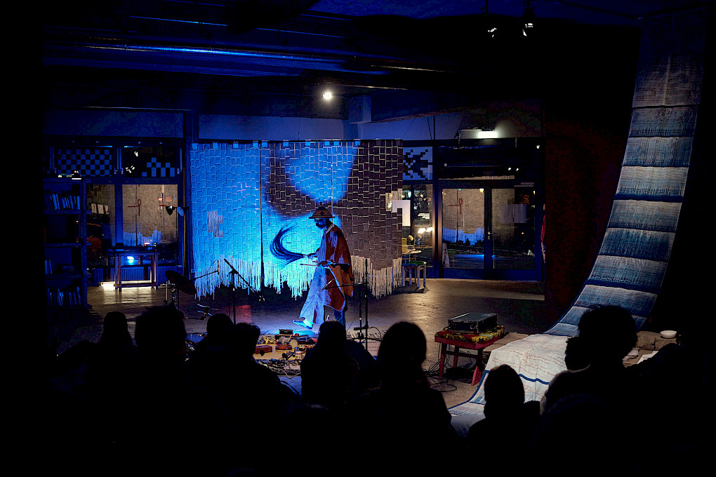 Performance von Dudù Kouate | Foto: Lucas Dietrich