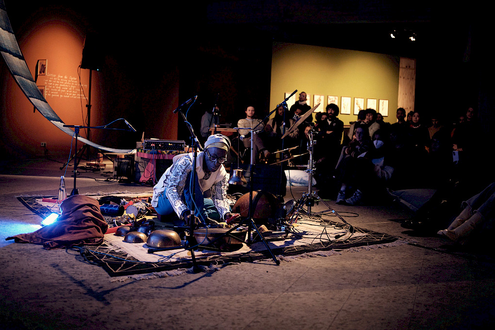 Performance von Dudù Kouate | Foto: Lucas Dietrich