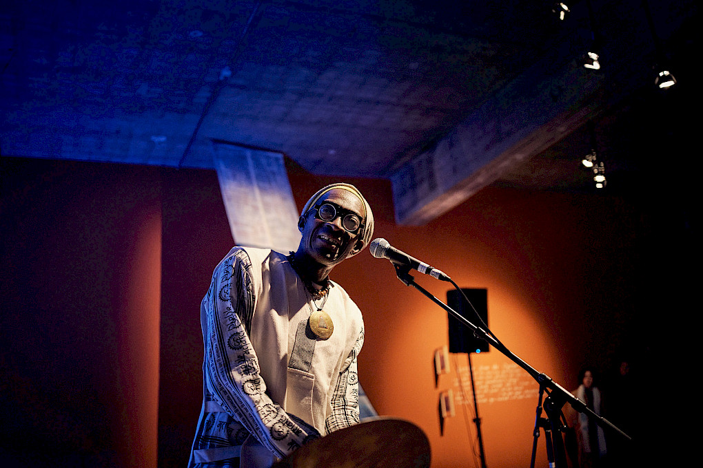 Performance von Dudù Kouate | Foto: Lucas Dietrich