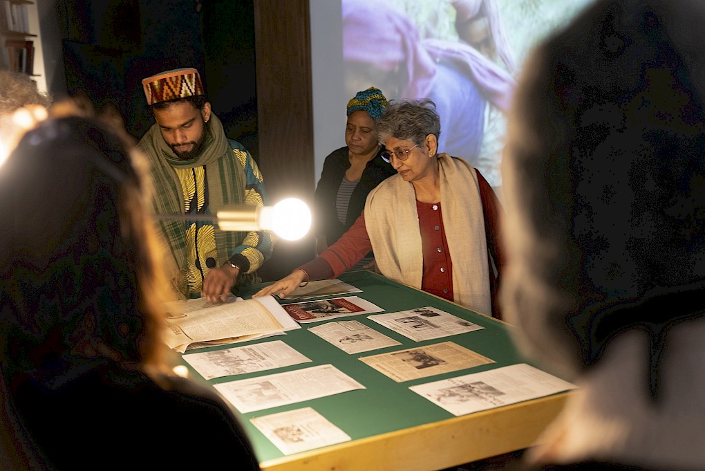 Tour through the exhibition with Deepa Dhanraj | Photo by Leonie Hugendubel